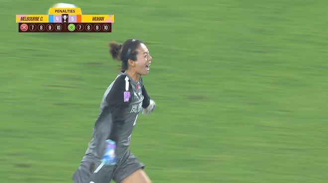 武漢女足門將陳晨替補登場，點球大戰(zhàn)撲點兩勝！