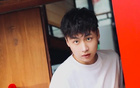 陽(yáng)光齊麟，胡同大男孩曬照。