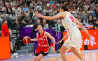 中國女籃敗北，張子宇17+9難救局！全隊情緒低落。